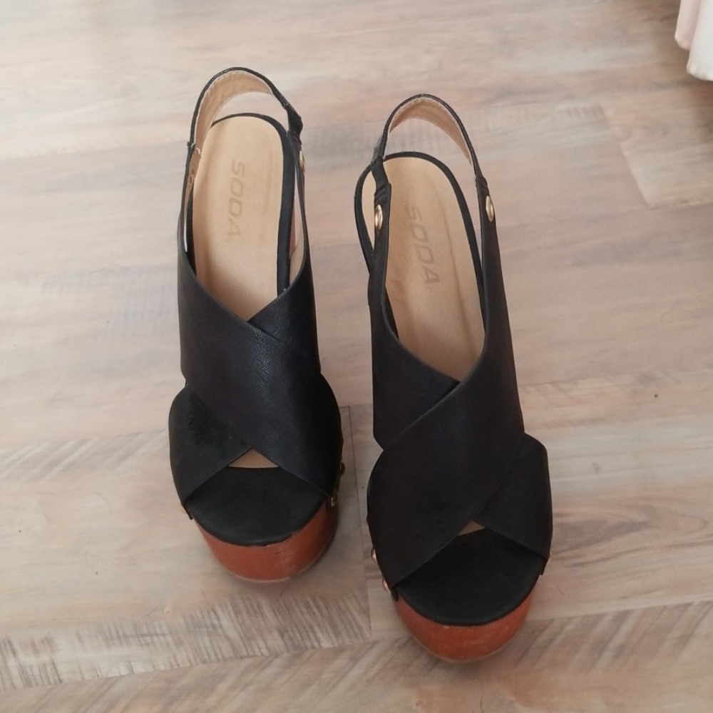 Black wedges